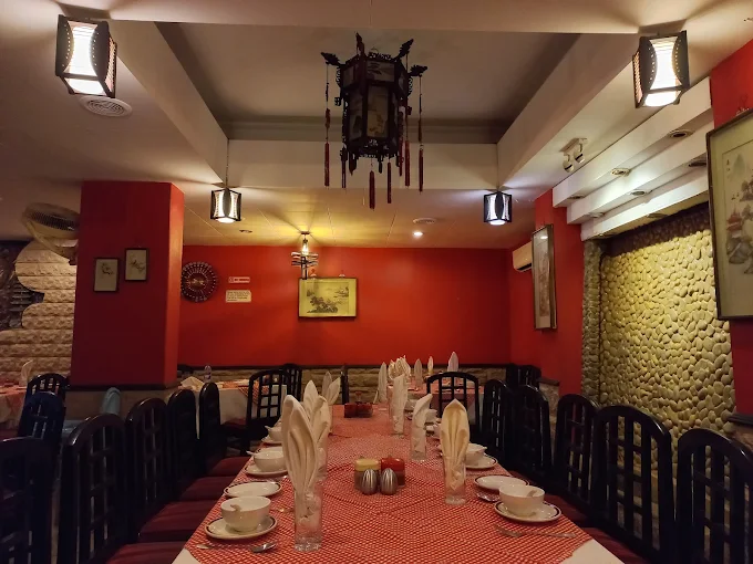 Imperial Court private dining hall in Karachi with a long banquet table, traditional Chinese lanterns and artwork